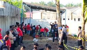 Suasana penggalian makam Brigadir Yoshua di Tempat Pemakaman Umum (TPU) Sungai Bahar Unit 1 Kabupaten Muaro Jambi