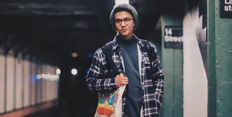 Kabar bahagia datang untuk para penggemar Iqbaal Ramadhan. Setelah berperan menjadi Dilan si panglima tempur, Iqbaal yang tengah menyelesaikan studinya di luar negeri semakin banyak memiliki penggemar. (Instagram/iqbaal.e)