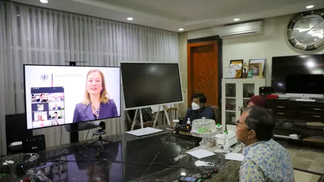 Wali Kota Danny secara singkat menjelaskan demokrasi di Makassar.