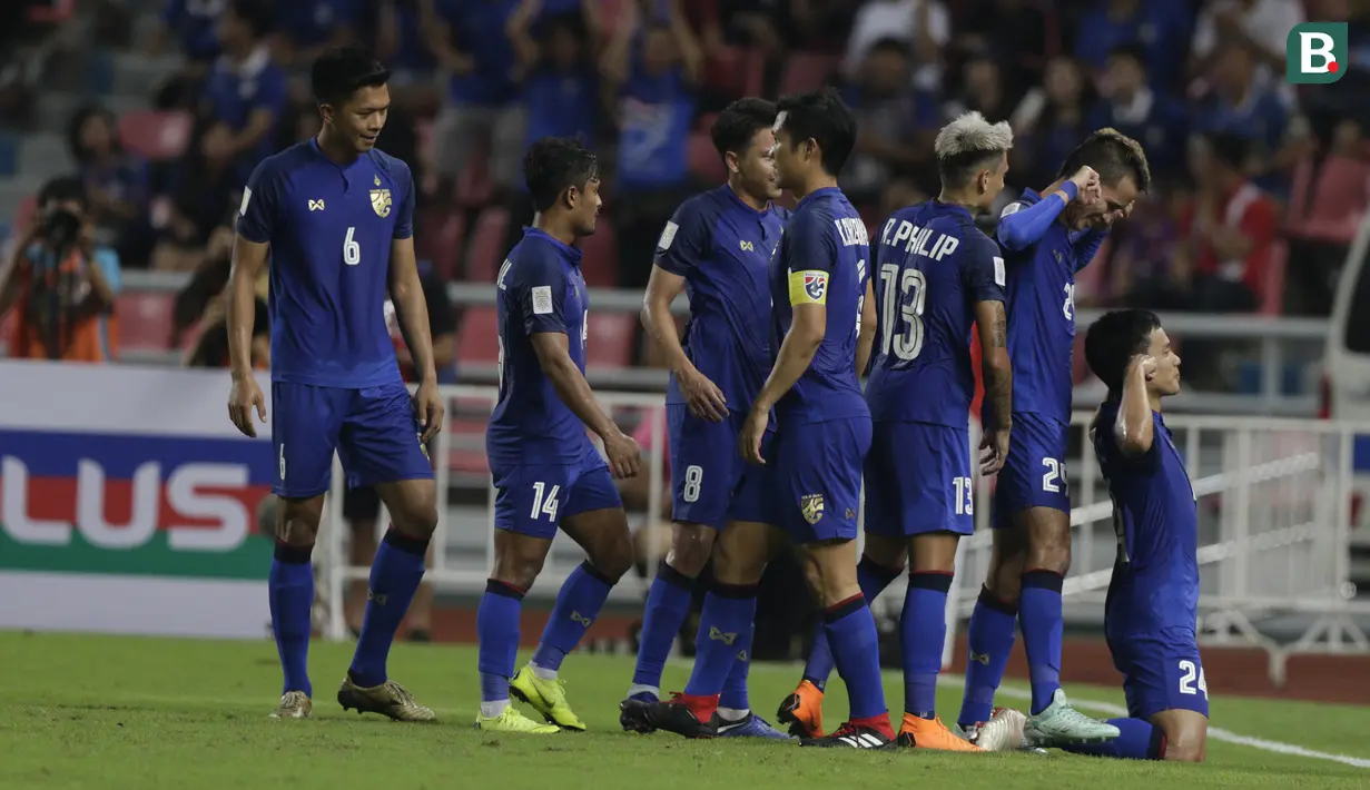 Para pemain Thailand merayakan gol yang dicetak Korakod Wiriyaudomsidi ke gawang Timnas Indonesia pada laga Piala AFF 2018 di Stadion Rajamangala, Bangkok, Sabtu (17/11). Thailand menang 4-2 dari Indonesia. (Bola.com/M. Iqbal Ichsan)
