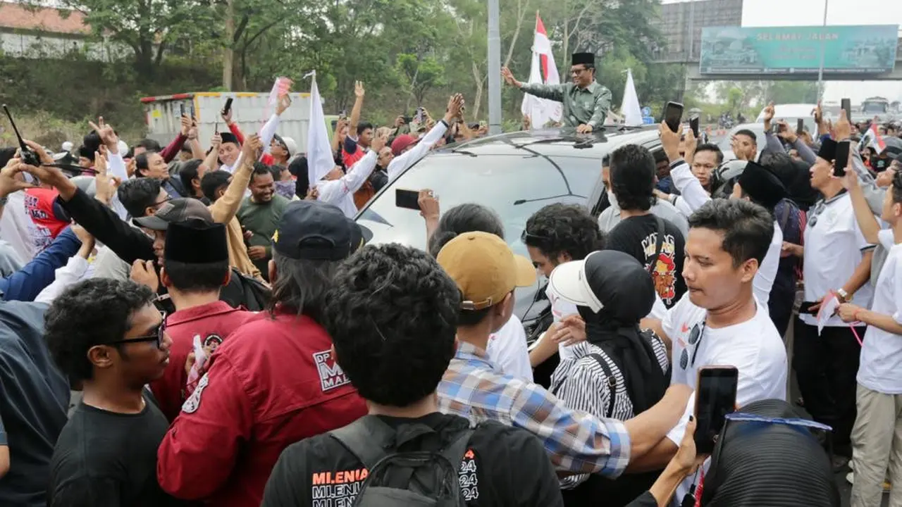 Menteri Koordinator bidang Politik, Hukum, dan Keamanan (Menko Polhukam) Mahfud Md, pulang ke kampung halamannya di Pulau Madura, Jawa Timur, Sabtu (18/11/2023).