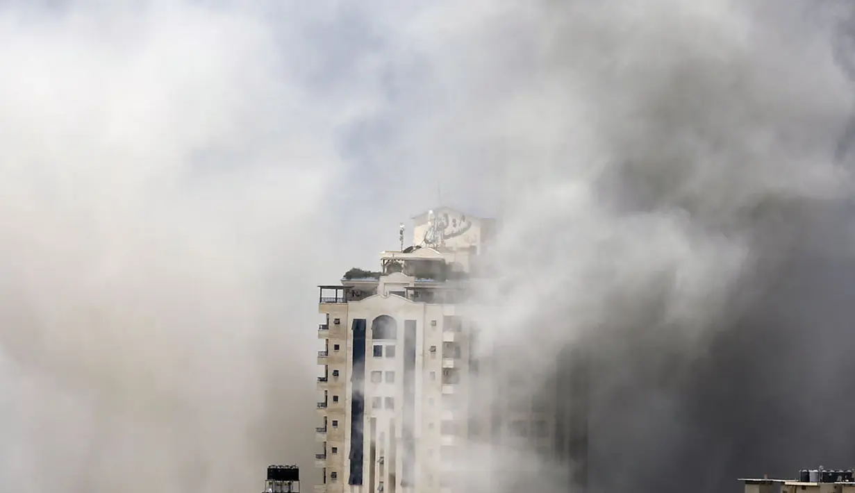 Kepulan asap menutupi langit Palestina setelah militer Israel kembali menghujani kota Gaza pada Sabtu, (9/8/2014). (REUTERS/Suhaib Salem)