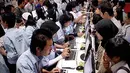 Sejumlah pelamar pekerjaan antre memasukkan data curriculum vitae (CV) dalam flashdisk kepada petugas, pada Career Expo 2010 di Tunjungan Plasa Surabaya, Jumat (9/4). (Antara)
