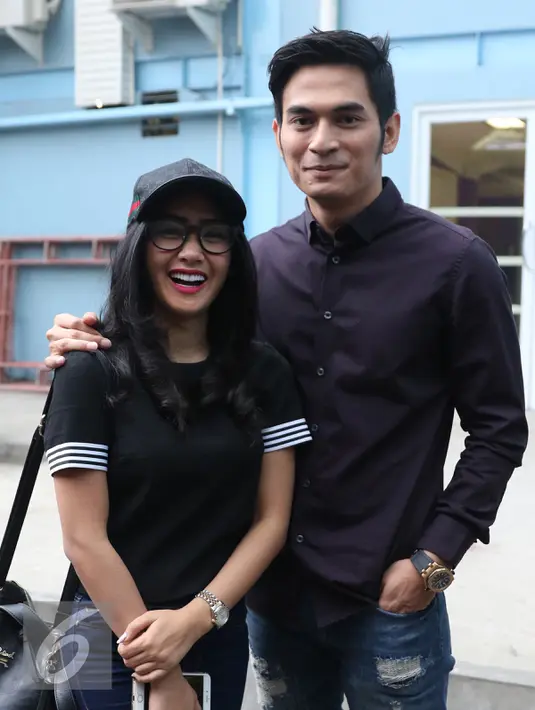 Cita Citata dan Ichal Muhammad berpose saat ditemui di kawasan Tendean, Jakarta, Jumat (29/4). Cita termakan omongannya sendiri ketika pernah berucap tak mau punya pacar dari dunia entertainment. (Liputan6.com/Herman Zakharia)