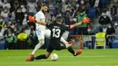 Real Madrid baru mendapat peluang kembali pada menit ke-64. Tembakan Karim Benzema dari sisi kotak penalti masih dapat dibendung kiper Villarreal, Geronimo Rulli. (AP/Manu Fernandez)
