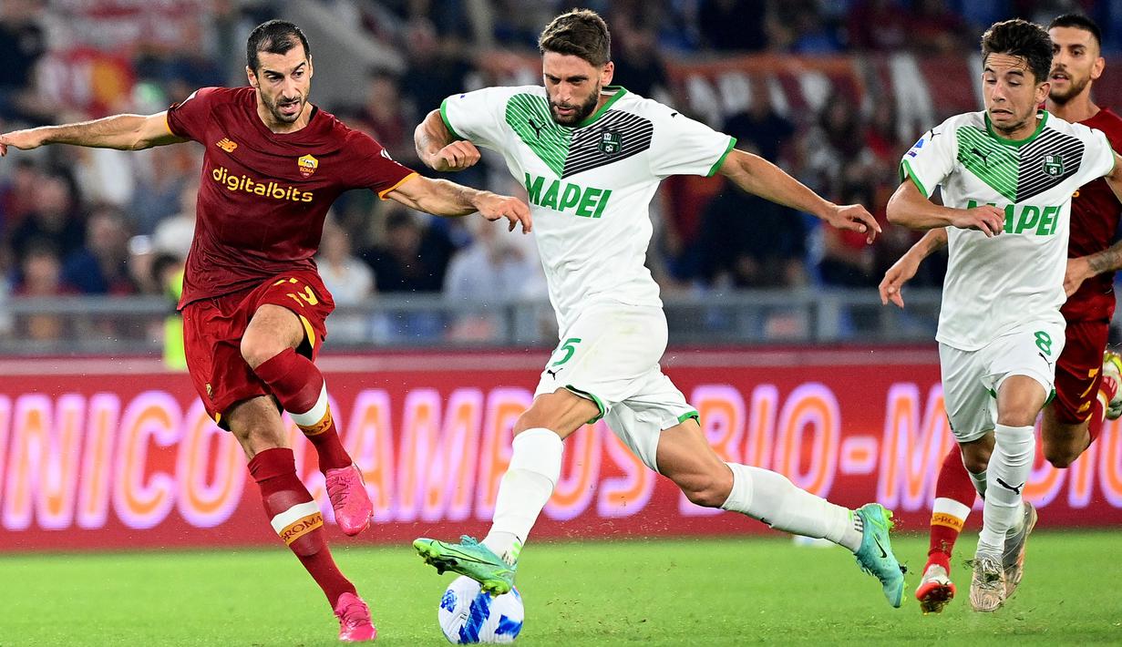 <p>Domenico Berardi adalah salah satu pemain yang sering dianggap sebelah mata. Padahal, sayap kanan Sassuolo tersebut sedang dalam performa terbaiknya di musim 2021/22. Berardi telah mencetak 14 gol dan membuat 16 assist dalam 32 penampilan Serie A sejauh ini. Selain itu, ia juga sukses menyabet gelar Man of The Match di liga sebanyak 8 kali. (AFP/Vicenzo Pinto)</p>