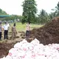 Balai Karantina Pertanian Gorontalo musnahkan ribuan kilogram daging ayam di Gorontalo Utara (Arfandi Ibrahim/Liputan6.com)