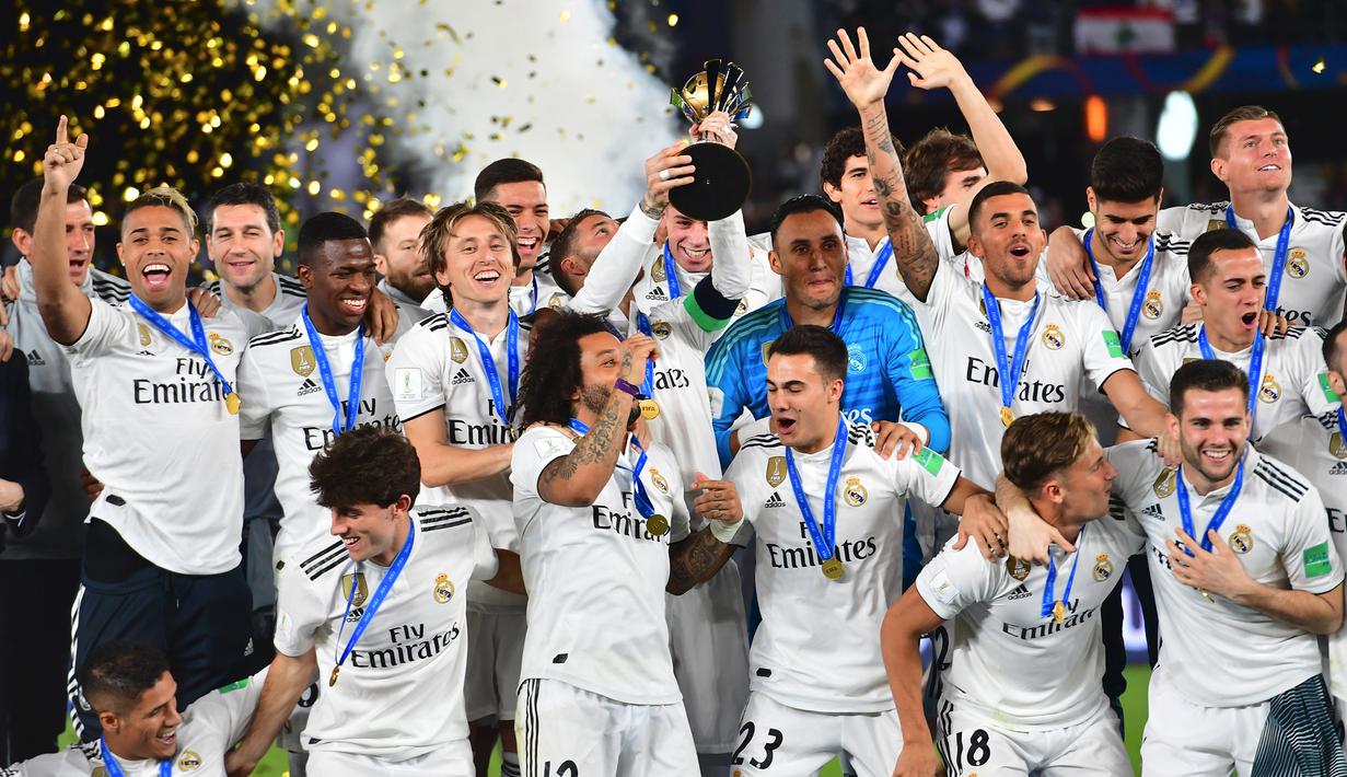 Para pemain Real Madrid merayakan gelar juara usai mengalahkan Al-Ain pada laga final Piala Dunia Antarklub di Stadion Zayed Sports City, Abu Dhabi, Sabtu (22/12). Al-Ain kalah 1-4 dari Madrid. (AFP/Giuseppe Cacace)