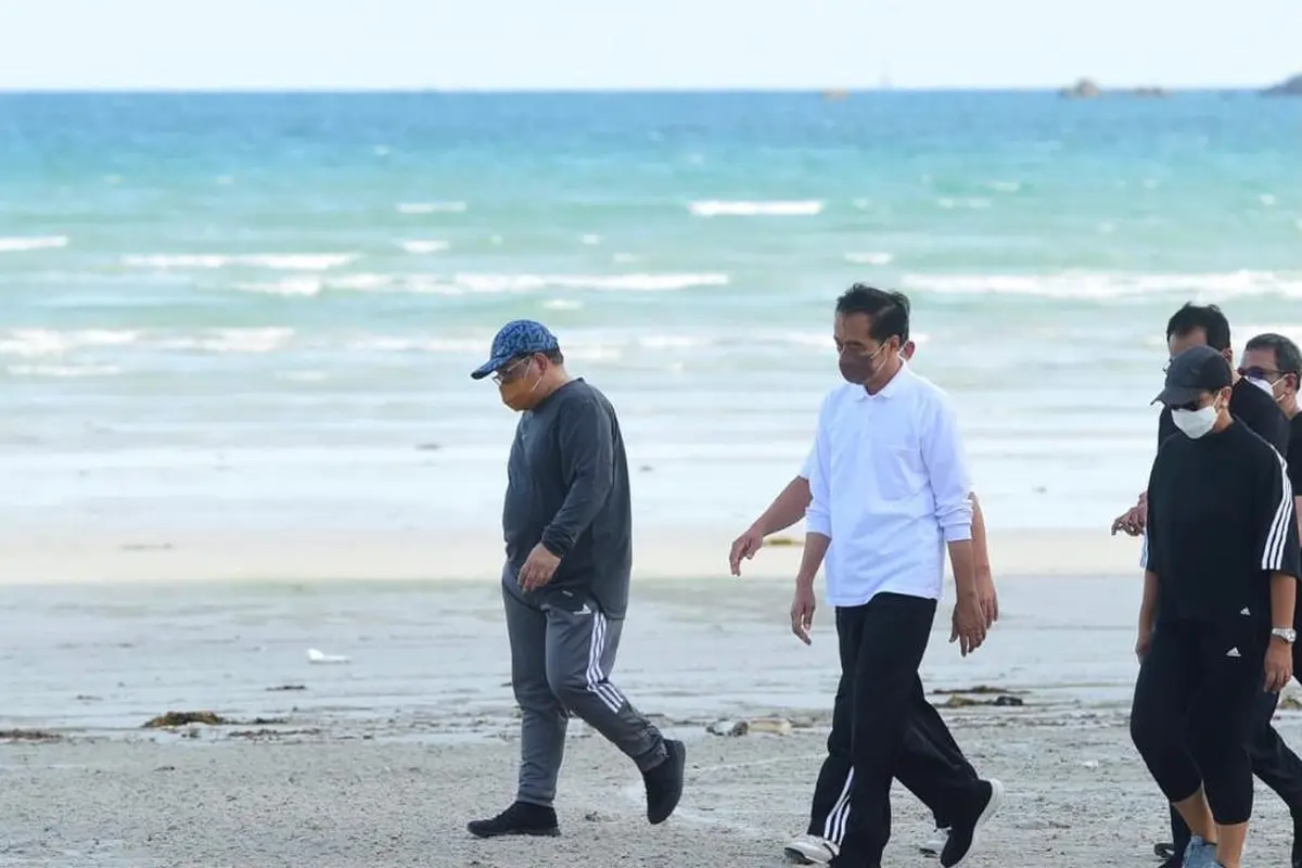 Presiden Joko Widodo atau Jokowi dan sejumlah menteri olahraga pagi di Pulau Bintan, Selasa (25/1/2021). (Foto: Biro Pers Sekretariat Presiden)
