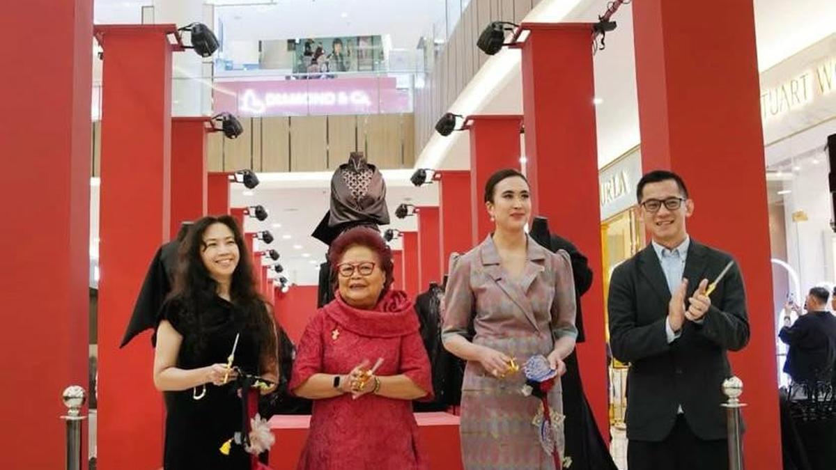 Menpar Widi Wardhana Resmikan Pameran Gaya Archive, Koleksi Serba Hitam Desainer Indonesia Jadi Sorotan