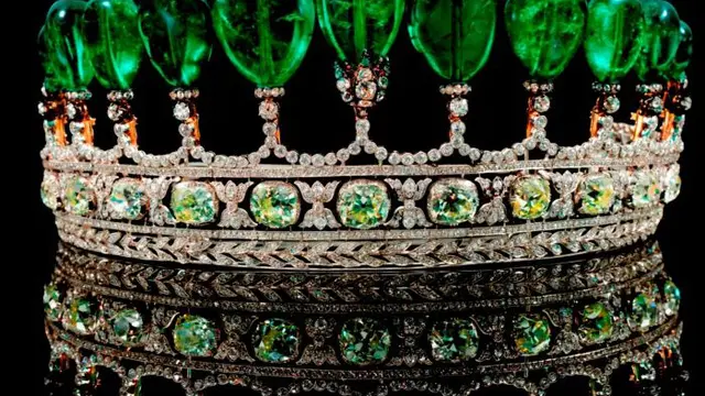Mahkota Bertahtakan Permata Langka Terjual Rp 175 Miliar