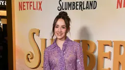Marlow Barkley berpose saat menghadiri pemutaran perdana film Netflix "Slumberland" di AMC Century City di Century City, California pada 9 November 2022. Aktris AS itu mengenakan sepasang sepatu hak tebal berwarna tebal. (Jon Kopaloff/Getty Images/AFP)