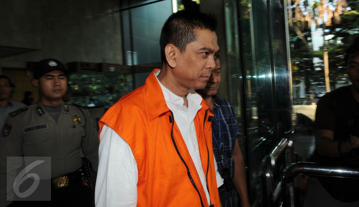 Ketua Komisi D DPRD DKI Jakarta, Mohamad Sanusi usai diperiksa sebagai tersangka TPPU di KPK, Jakarta, Kamis (14/7). Saat menjabat anggota DPRD DKI, Sanusi diduga menerima uang sebesar Rp 2 miliar . (Liputan6.com/Helmi Afandi)