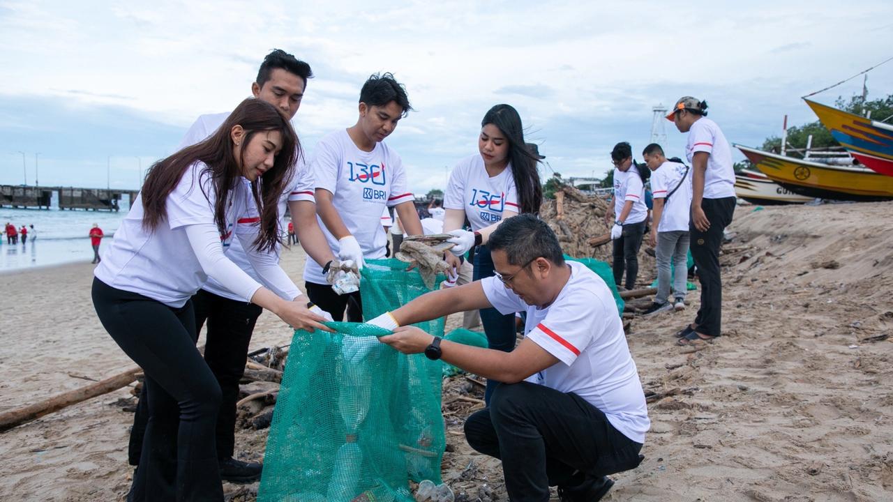 BRI Peduli Ajak Masyarakat Bersih-bersih Pantai untuk Lingkungan Berkelanjutan di Pantai Kedonganan Bali