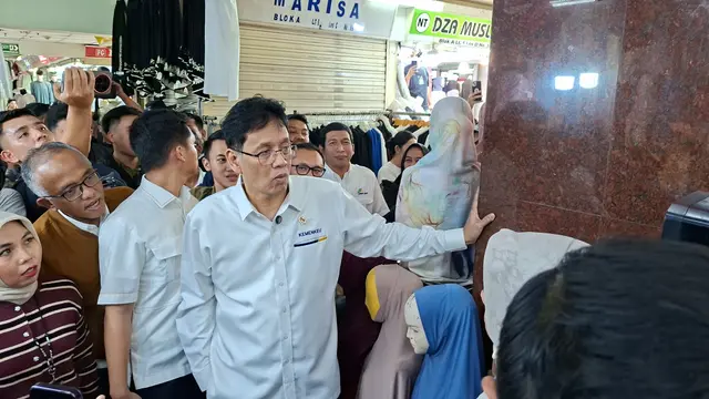 Menteri Keuangan Purbaya Yudhi Sadewa mengunjungi Pasar Tanah Abang, Jakarta, Senin (9/3/2026). (Liputan6.com/Arief)
