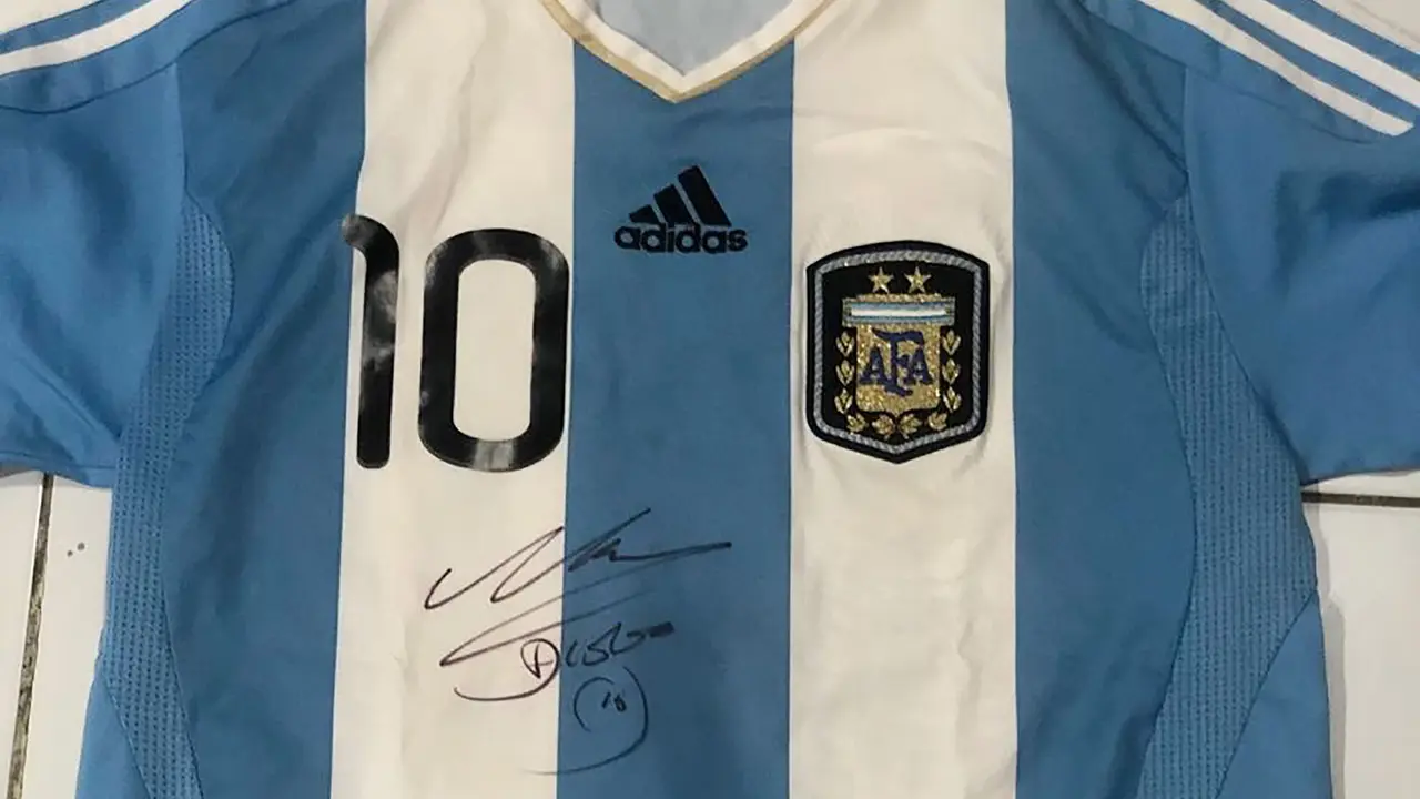 Jersey Timnas Argentina bertanda tangan Diego Maradona. (Ario Yosia/Bola.com)