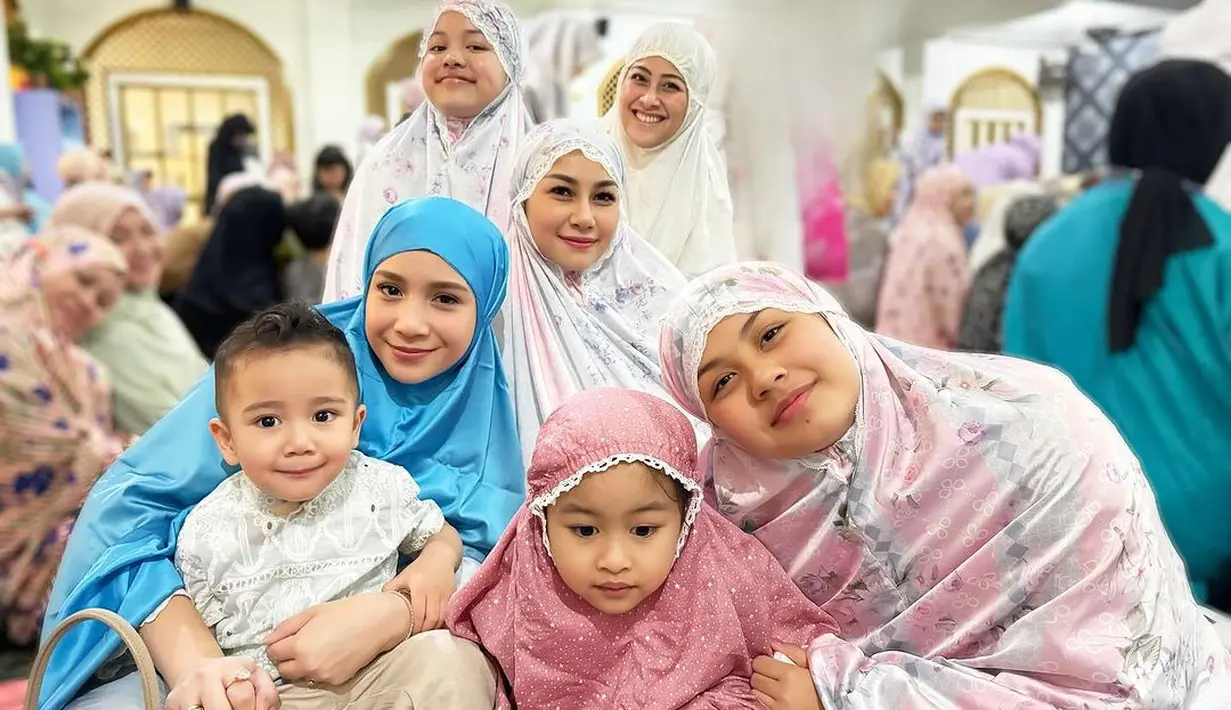 Nagita Slavina sholat Ied bersama sebagian keluarga besarnya di Jakarta. Meski tampil polos tanpa makeup, ia terlihat mencolok dengan mukena satin biru muda. [@nissyaa]