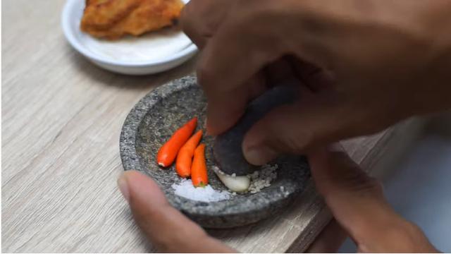 Koki Ini Bikin Ayam Geprek Cuma Rp 2 Ribu, 7 Cara Masaknya Bikin Melongo