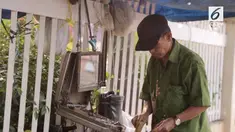 Pak Hasan puluhan tahun jadi tukang cukur jalanan. Menjamurnya barber shop saat ini, tak membuat dirinya takut.