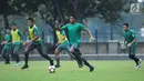 Pemain Timnas Indonesia U-23 beradu kecepatan mengejar bola saat latihan di Lapangan A Kompleks GBK, Jakarta, Rabu (25/4). Latihan ini persiapan jelang laga PSSI Anniversary Cup dan Asian Games 2018. (Liputan6.com/Helmi Fithriansyah)