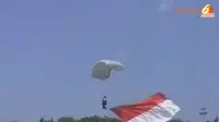 [VIDEO] Salah Mendarat, TNI Penerjun Payung Injak Penonton