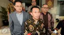 Ketua Komisi Yudisial (KY), Suparman Marzuki menjawab pertanyaan wartawan di Bareskrim Polri, Jakarta, Senin (28/9/2015). Suparman diperiksa sebagai tersangka kasus pencemaran nama baik atas laporan Hakim Sarpin. (Liputan6.com/Helmi Afandi)