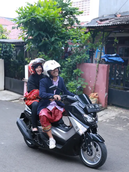 Berangkat ke KUA, kedua calon mempelai berboncengan mengendarai motor matic. Begitu juga sebaliknya, setelah resmi menjadi suami istri. Ria memiliki alasan kenapa ke KUA dengan mengendarai motor. (Adrian Putra/Bintang.com)
