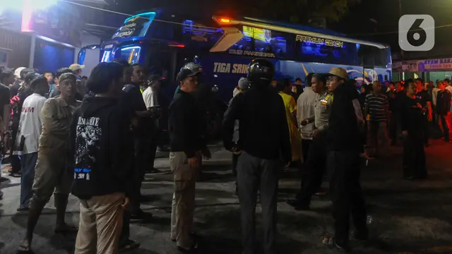 Tangis Histeris Orang Tua Sambut Siswa SMK Lingga Kencana yang Selamat