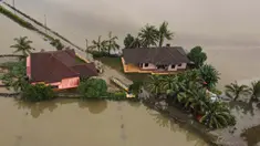 Foto udara menunjukkan dua rumah yang dikelilingi oleh banjir setelah hujan lebat di Kota Bharu, negara bagian Kelantan, Malaysia pada tanggal 1 Desember 2024. (MOHD RASFAN/AFP)