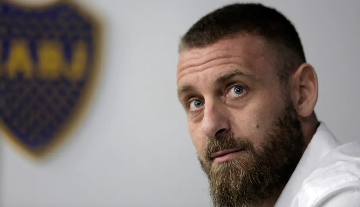 Pemain veteran yang juga mantan pemain timnas Italia, Daniele De Rossi menyatakan pensiun dalam konferensi pers di Buenos Aires, Argentina, Senin (6/1/2020). Daniele De Rossi  yang berusia 36 tahun itu mengumumkan dirinya gantung sepatu dari karier di sepak bola profesional. (Enrique SANTOS / AFP)