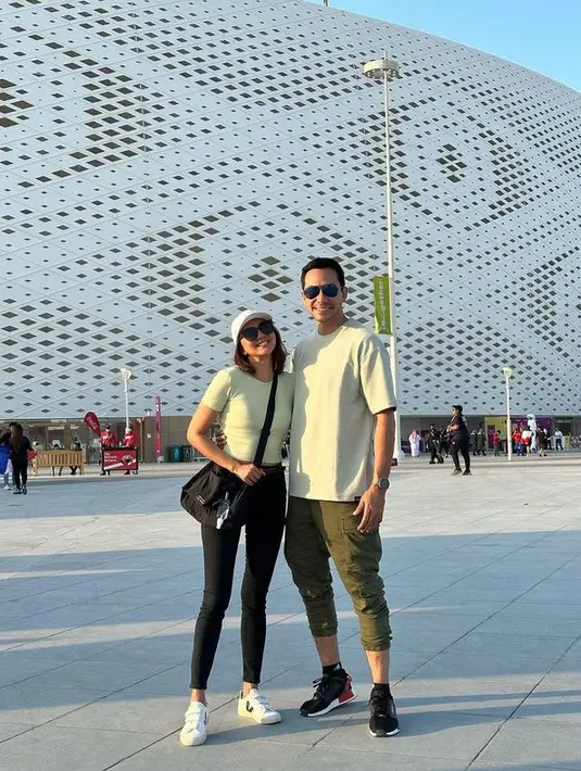 <p>Ketika hari pertandingan tiba, pasangan ini sudah berada di luar Stadion Thurmama sejak sore. [Foto: instagram.com/darius_sinathrya/dagnesia]</p>