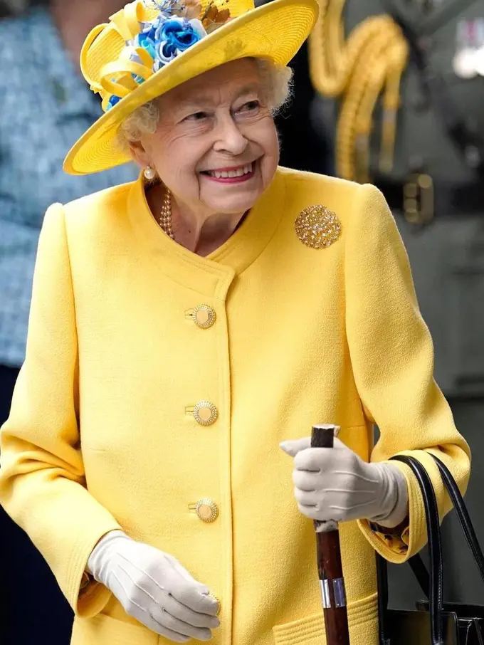 Penampilan Kejutan Ratu Elizabeth II Setelah Sembuh dengan Outfit Serba Kuning