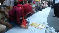 Tanda tangan dukungan Dahlan Iskan di Surabaya, Jawa Timur (Liputan6.com/ Dian Kurniawan)