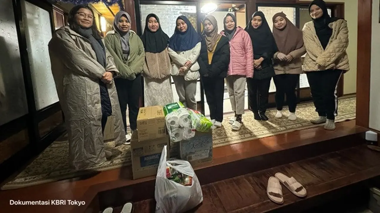 Tim KBRI Tokyo mendistribusikan bantuan untuk WNI korban gempa Jepang.