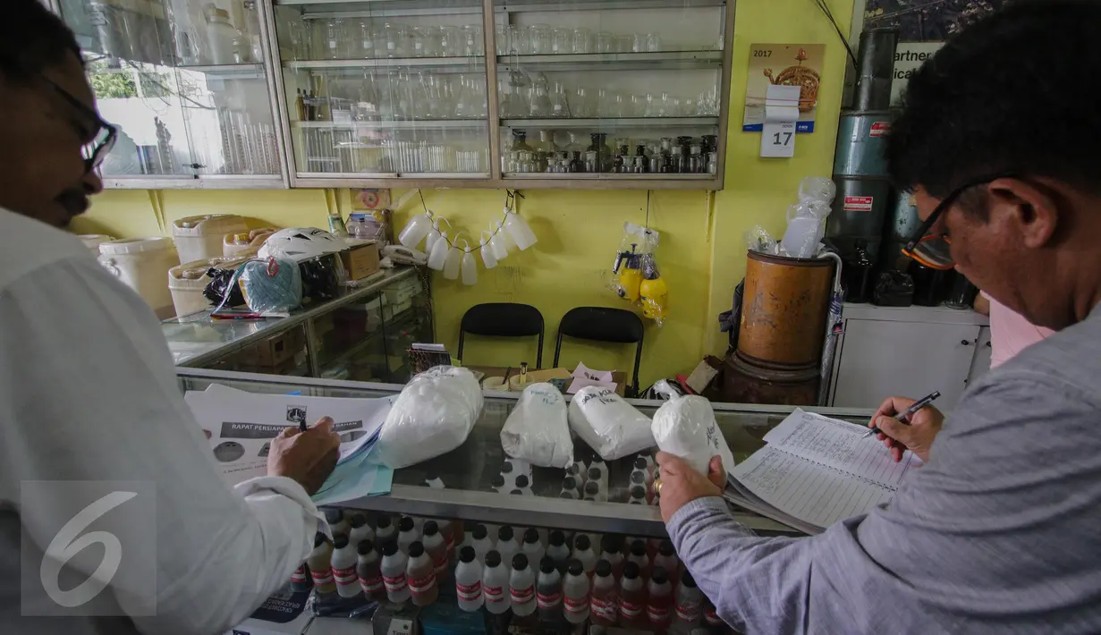 Petugas dari Dinas KUMKMP DKI Jakarta mendata di toko kimia di kawasan Kramat, Jakarta, Kamis (19/4). Kegiatan tersebut dilakukan untuk mendata bahan kimia yang beredar di masyarakat. (Liputan6.com/Faizal Fanani)