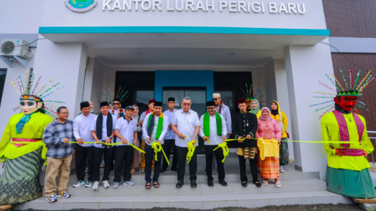 Wali Kota Tangerang Selatan Benyamin Davnie saat meresmikan pembangunan Sekolah di Kecamatan Ciputat. (Istimewa)