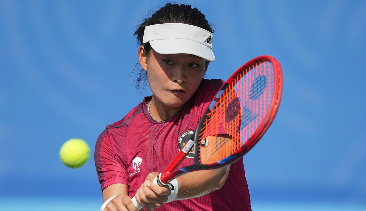 ndonesia harus bekerja keras sejak partai pembuka, ketika Priska Nugroho turun di nomor tunggal. Sayang, Priska belum mampu membendung permainan agresif wakil Thailand, Mananchaya Sawangkaew. Atlet tenis peringkat 312 ranking dunia itu menyerah dua set langsung dengan skor 2-6, 4-6 dari Sawangkaew. (AP Photo/Achmad Ibrahim)