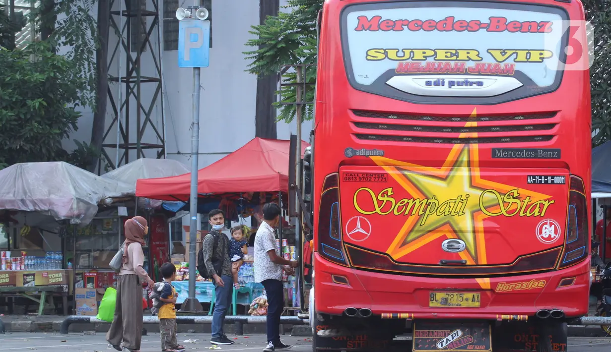 Calon penumpang saat ingin menaiki bus AKAP di Terminal Poris Plawad, Tangerang, Banten, Jumat (30/4/2021). Kemenhub akan menempelkan stiker khusus pada kendaraan bus yang masih diperbolehkan beroperasi selama masa larangan mudik Lebaran pada 6-17 Mei 2021. (Liputan6 com/Angga Yuniar)