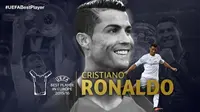Bintang Real Madrid, Cristiano Ronaldo, meraih penghargaan UEFA Best Player in Europe 2015-2016, Kamis (25/8/2016). (dok. UEFA)