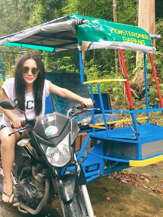 Istri Ariel Nidji ini tak jarang berfoto dengan gayanya yang unik. Seperti ini misalnya, Dea foto di atas motor  besar yang terdapat gerobak di sampingna. Ia mengenakan short pants dan kaca mata hitamnya. (Instagram/dea_ananda)