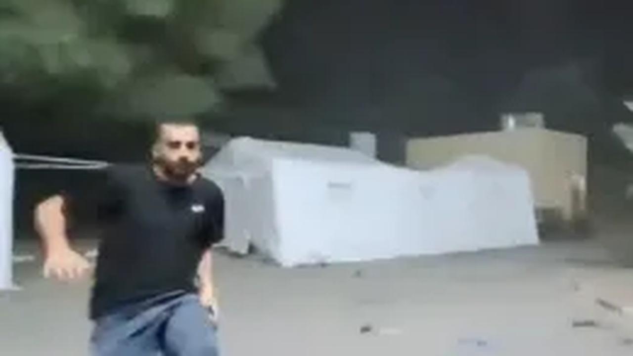 Dalam video tersebut, terlihat bagaimana Israel menyerang area dekat Rumah Sakit Indonesia di Gaza secara membabi buta. Warga Palestina pun langsung berhamburan ke tempat lebih aman.<br>