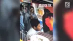 Kocak, seorang pria mengembalikan hp yang ia curi lantaran terekam kamera cctv.
