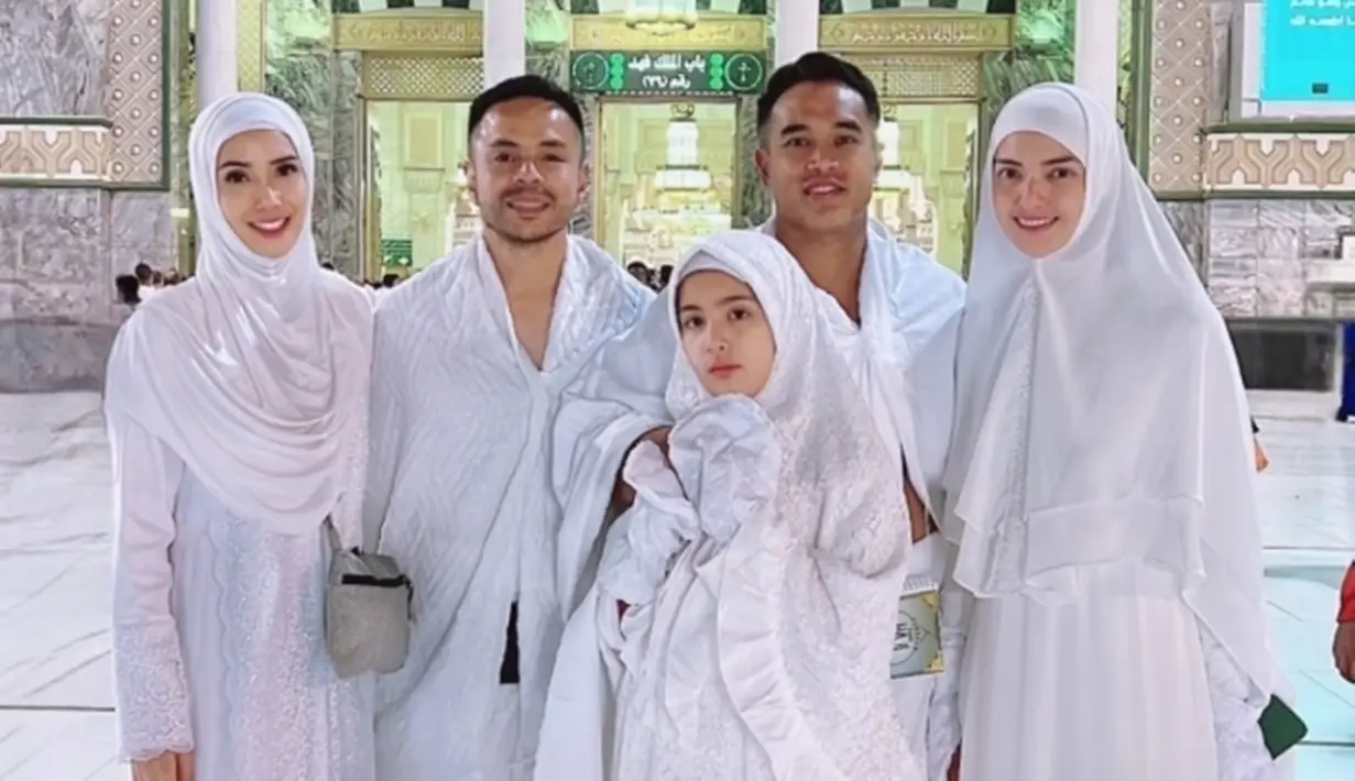 Selain momen ibadah umrah yang luar biasa, tentunya penampilan Nia Ramadhani di Tanah Suci juga tak luput dari perhatian. Biasa tampil dengan pakaian terbuka, istri Ardi Bakrie begitu menawan dan bikin adem dalam balutan hijab serba putih saat umrah. (Liputan6.com/IG/@ramadhaniabakrie)