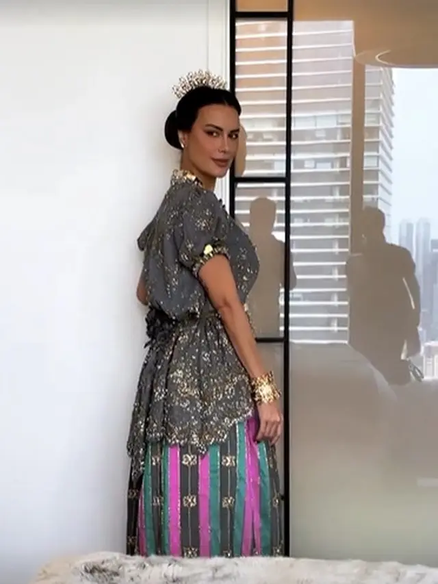 6 Potret Sophia Latjuba di Pernikahan Eva Celia, Tak Kalah Cantik dari Pengantin
