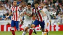 Penyerang Real Madrid, James Rodriguez berusaha merebut bola dari pemain Atletico Madrid Tiago Mendes di leg kedua 8 besar Liga Champions di Santiago Bernabeu Stadium, Kamis (23/4/2015). Real Madrid menang 1-0 atas Atletico Madrid. (Reuters/Sergio Perez)