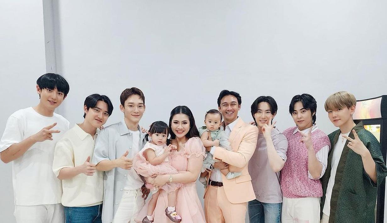 Felicya Angelista sebagai founder produk skincare Indonesia yang menjadikan EXO sebagai brand ambassador berfoto bersama di belakang panggung. (Foto: Instagram/ felicyangelista_)