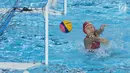 Penjaga gawang timnas Polo Air Putri Indonesia, Ayudya S Pratiwi gagal menahan lemparan bola pemain Hong Kong saat laga penyisihan grup A Asian Games 2018, Jakarta, Jumat (17/8). Indonesia unggul tipis 9-8. (Liputan6.com/Helmi Fithriansyah)
