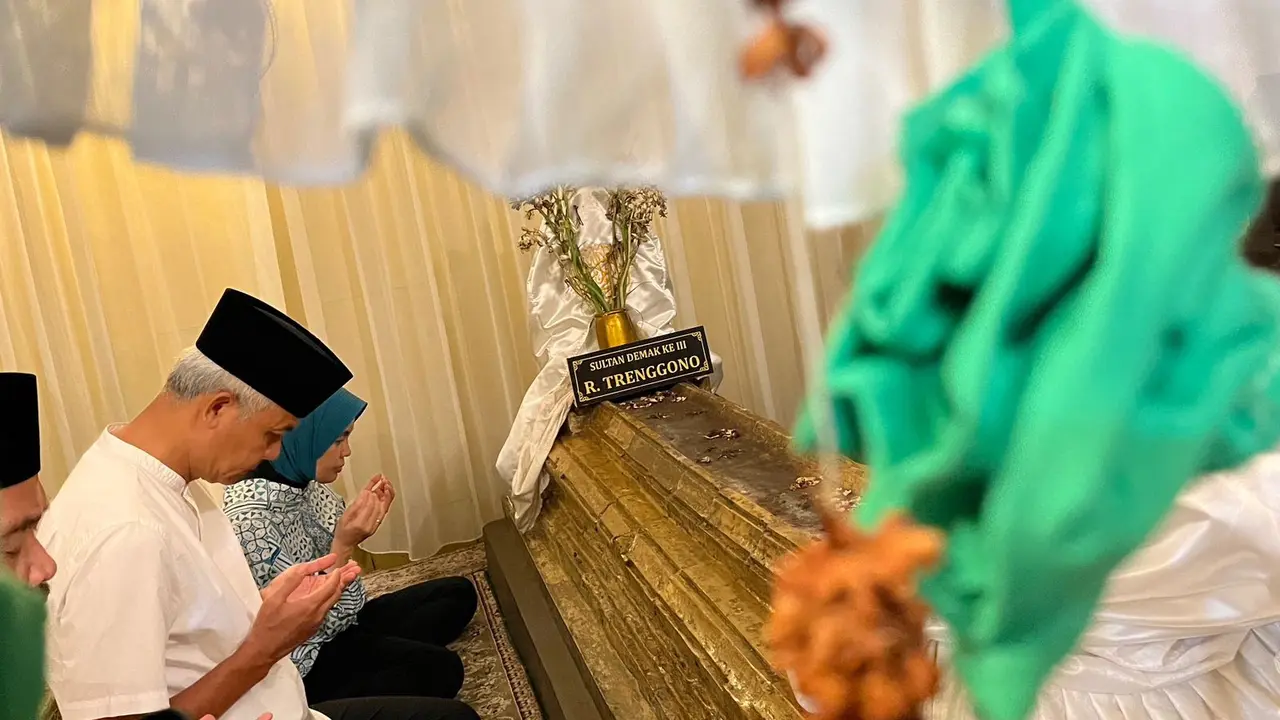 Ganjar Pranowo saat ziarah ke makam raja-raja Demak. (Istimewa)