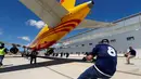 Anggota tim sekuat-tenaga untuk menarik pesawat DHL Boeing 757 sejauh 20 meter di Safi Aviation Park, Malta pada 1 Mei 2019. Kegiatan tarik pesawat tersebut merupakan rangkaian dalam rangka untuk penggalangan dana amal. (REUTERS/Darrin Zammit Lupi)