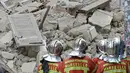 Petugas pemadam kebakaran mengamati puing-puing bangunan yang runtuh di Marseille, Prancis, Senin (5/11). Kendati sudah ada yang dievakuasi, namun, media Prancis melaporkan, mungkin ada penghuni liar yang tinggal di sana. (AP/Claude Paris)